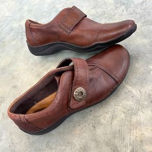 Clark Artisan Brown Leather Size 8.5 Flat Shoes with Strap